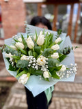 Buchet Elegant cu 19 Lalele Albe, Eucalipt, Gypsophila și Aralia – Simbol al Purității și Eleganței