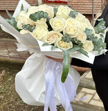 Buchet Elegant cu 39 de Trandafiri Albi și Eucalipt – Simbol al Purității și Eleganței