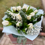 Buchet Elegant cu 19 Lalele Albe, Eucalipt, Gypsophila și Aralia – Simbol al Purității și Eleganței