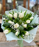 Buchet Elegant cu 19 Lalele Albe, Eucalipt, Gypsophila și Aralia – Simbol al Purității și Eleganței