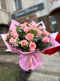 Buchet din 21 de trandafiri roz pal „Răsărit de Roz”